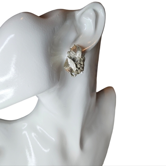 Lisner Vintage Leaves and Berries Brushed Metal Clip On Earrings - Picture 5 of 8